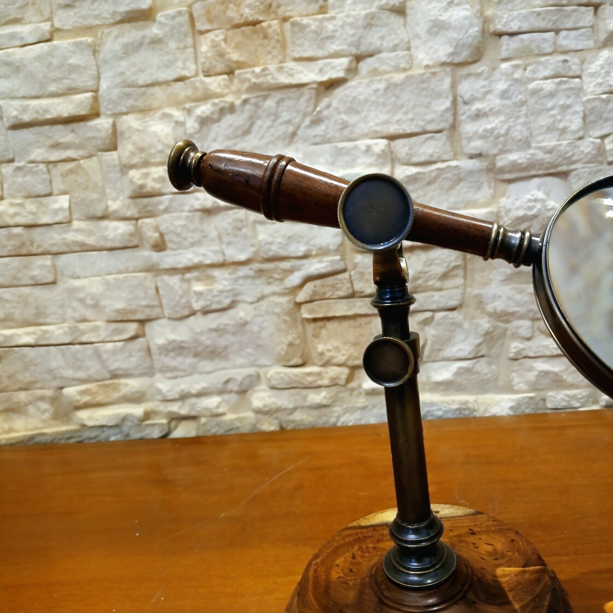 Lente di Ingrandimento da Tavolo Nautica Steampunk – Ottone e Legno