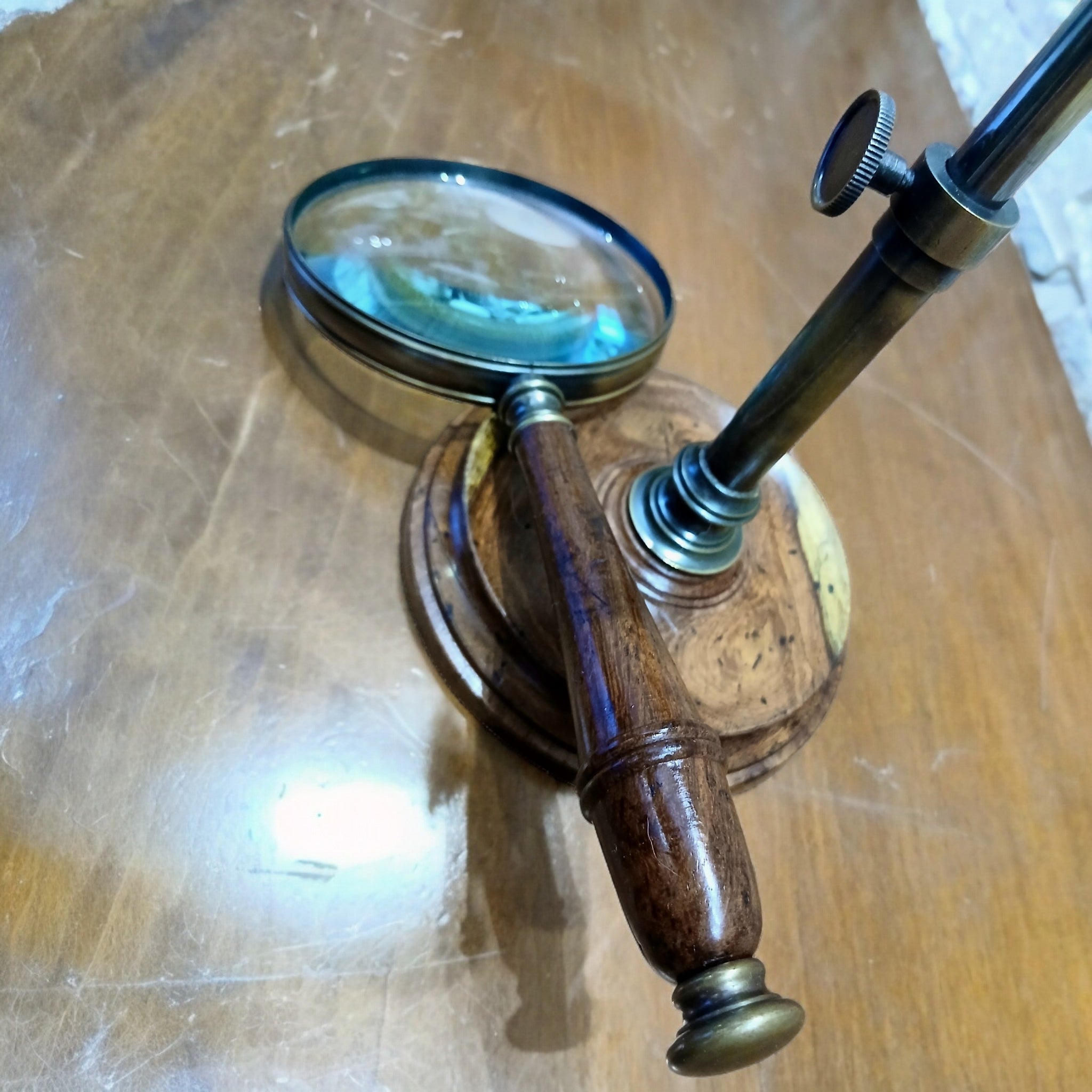 Lente di Ingrandimento da Tavolo Nautica Steampunk – Ottone e Legno