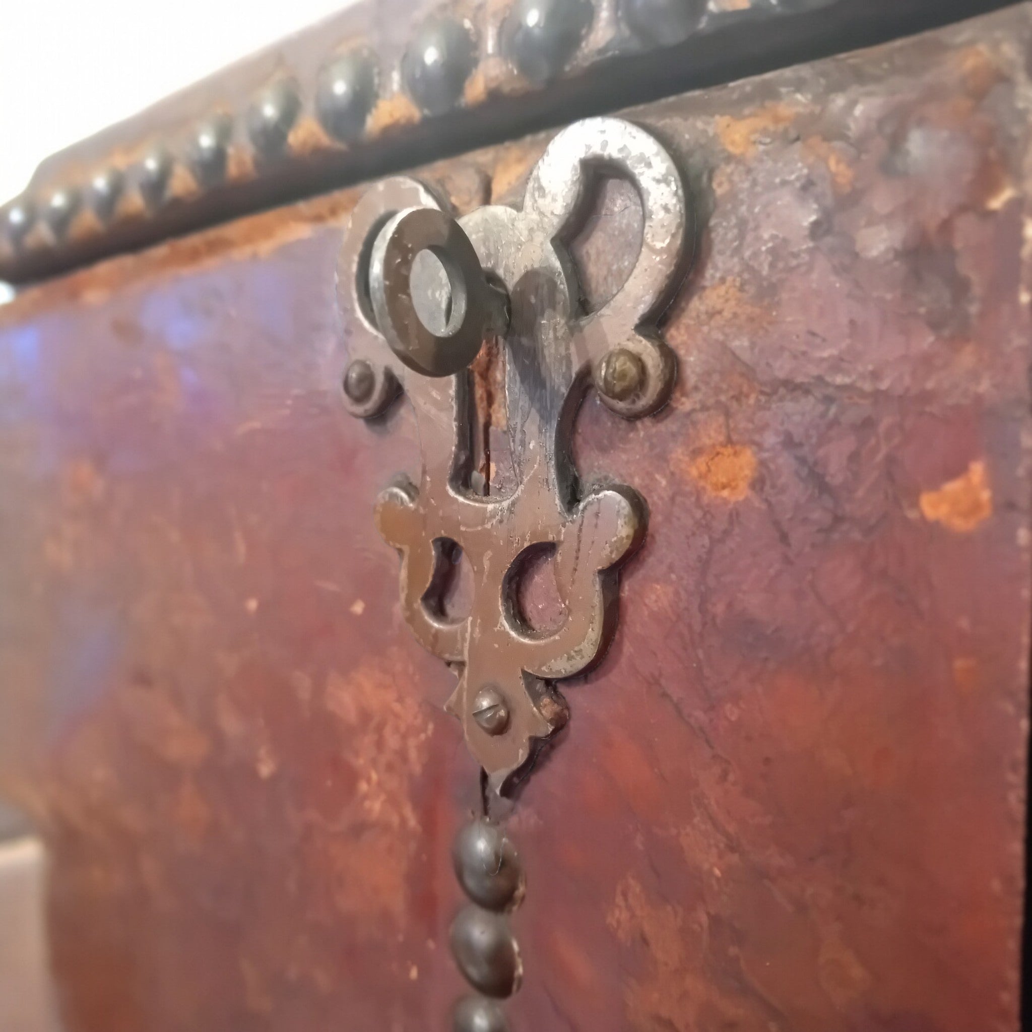 Antico Cassettone Barocco Olandese - Cassa in Pelle con Inserti in Metallo (metà '800)
