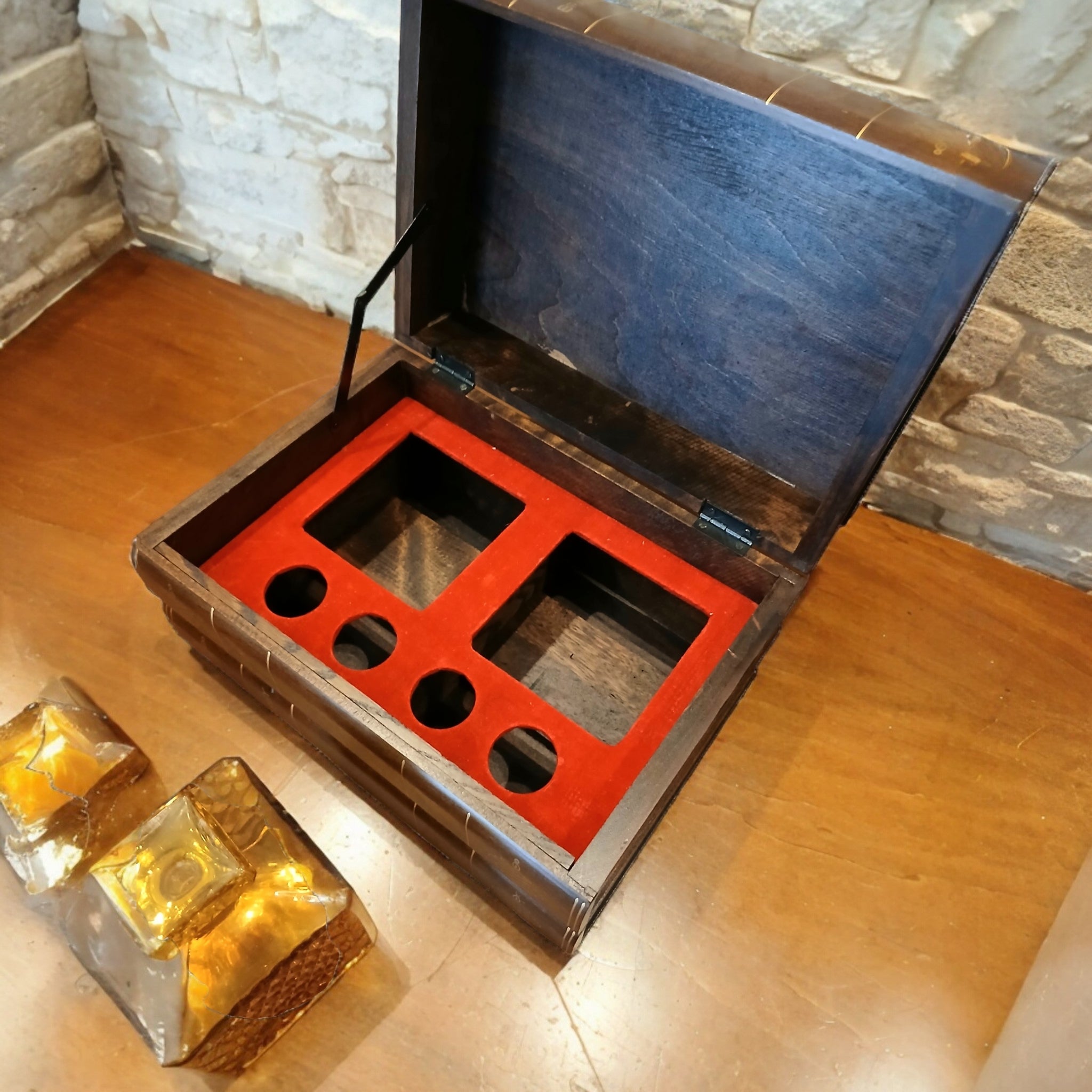 Raro Armadietto da Bar Segreto Giapponese (1950-1960) con Bottiglie e Bicchierini in Vetro Ambra