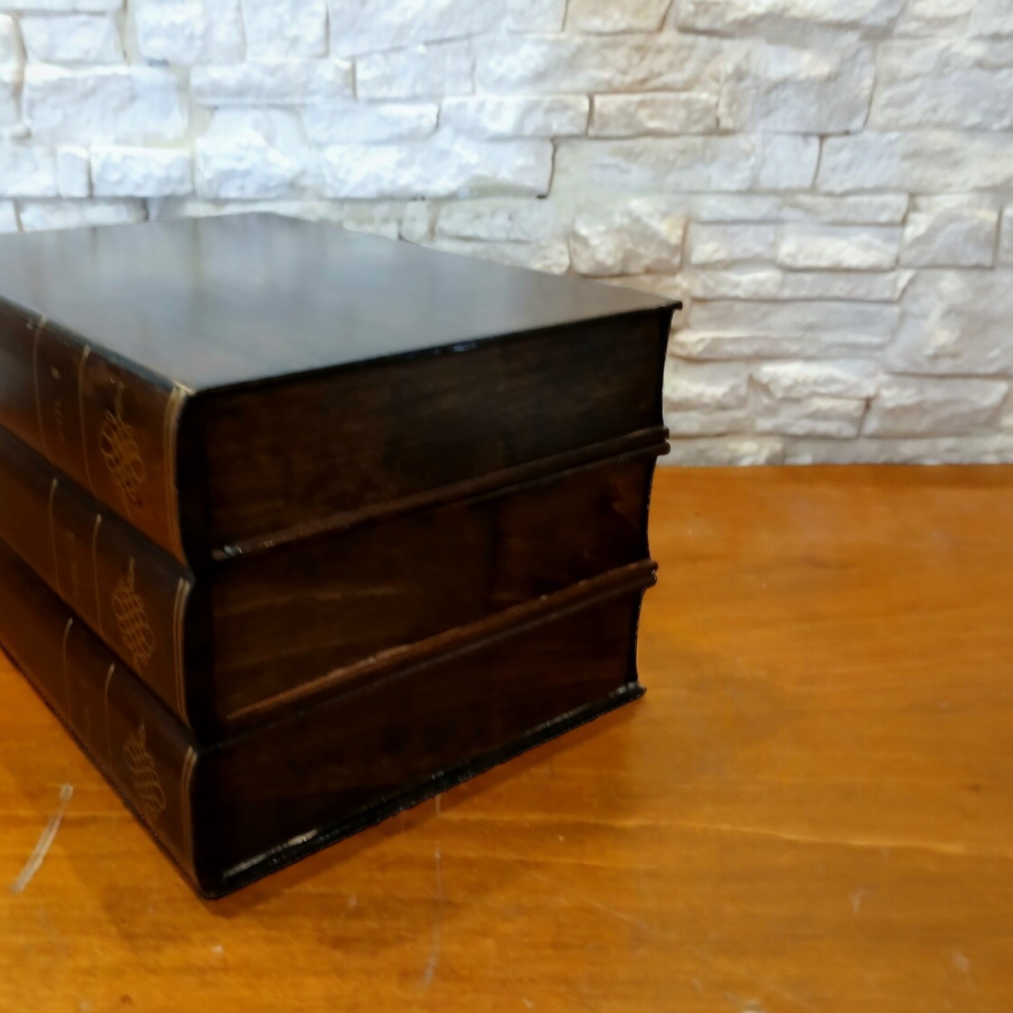 Raro Armadietto da Bar Segreto Giapponese (1950-1960) con Bottiglie e Bicchierini in Vetro Ambra