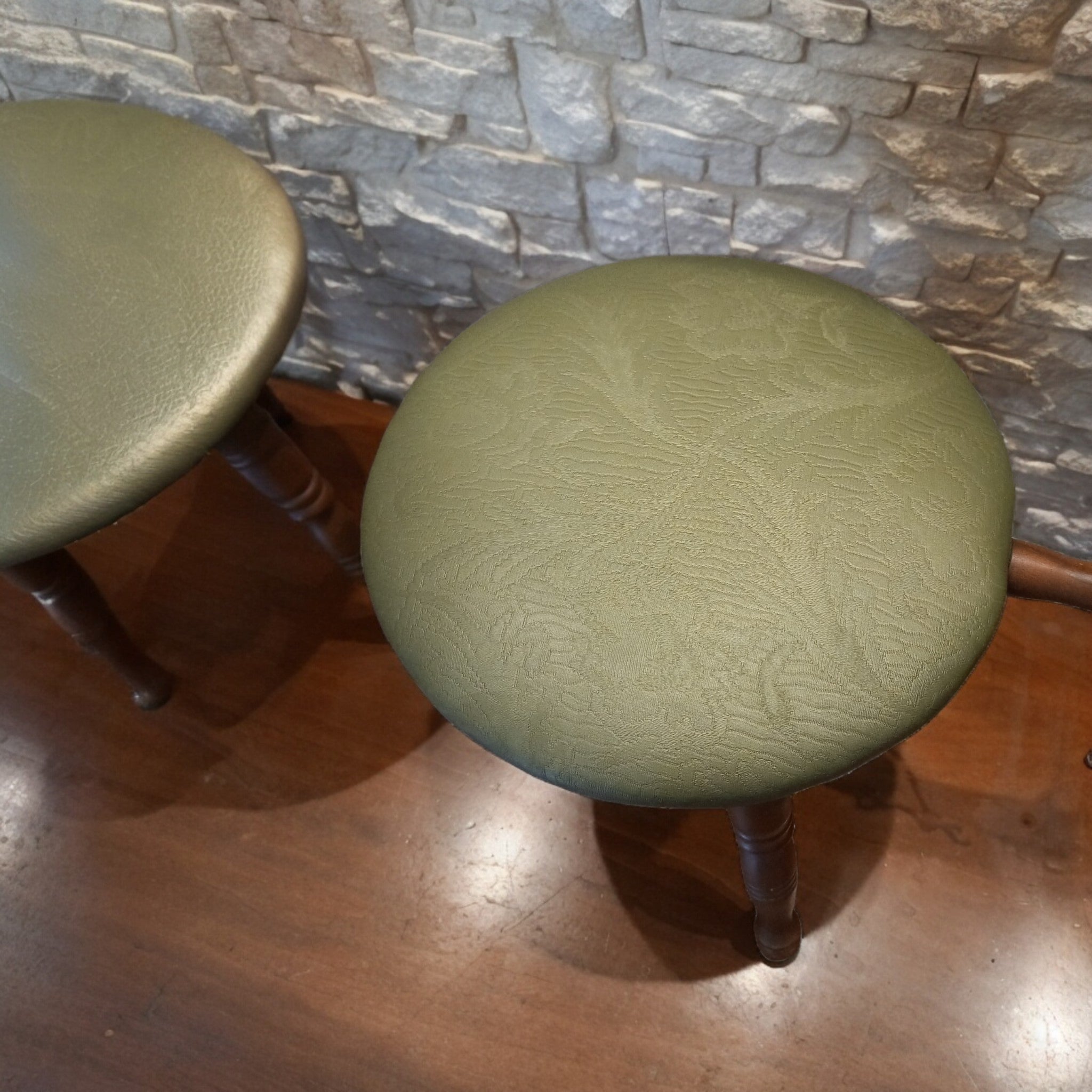 Coppia di Sgabelli Vintage Mattawa Furniture MFG – Cooksville, Ontario, anni '50