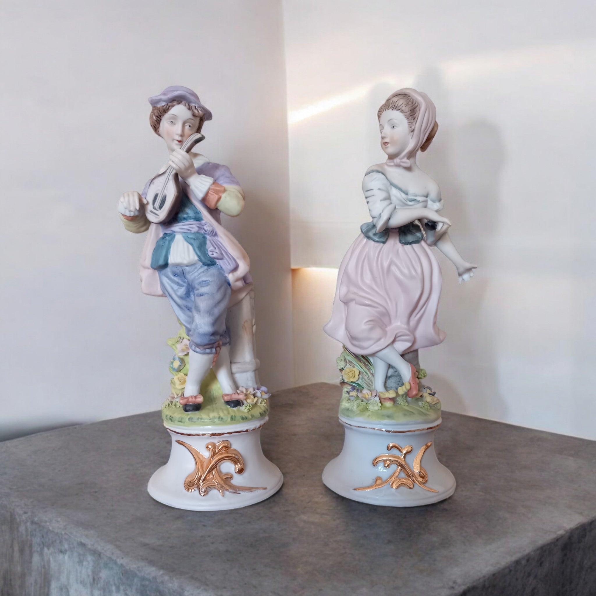 Coppia Statuette in Ceramica di Capodimonte – Lui col Mandolino e Lei che Balla