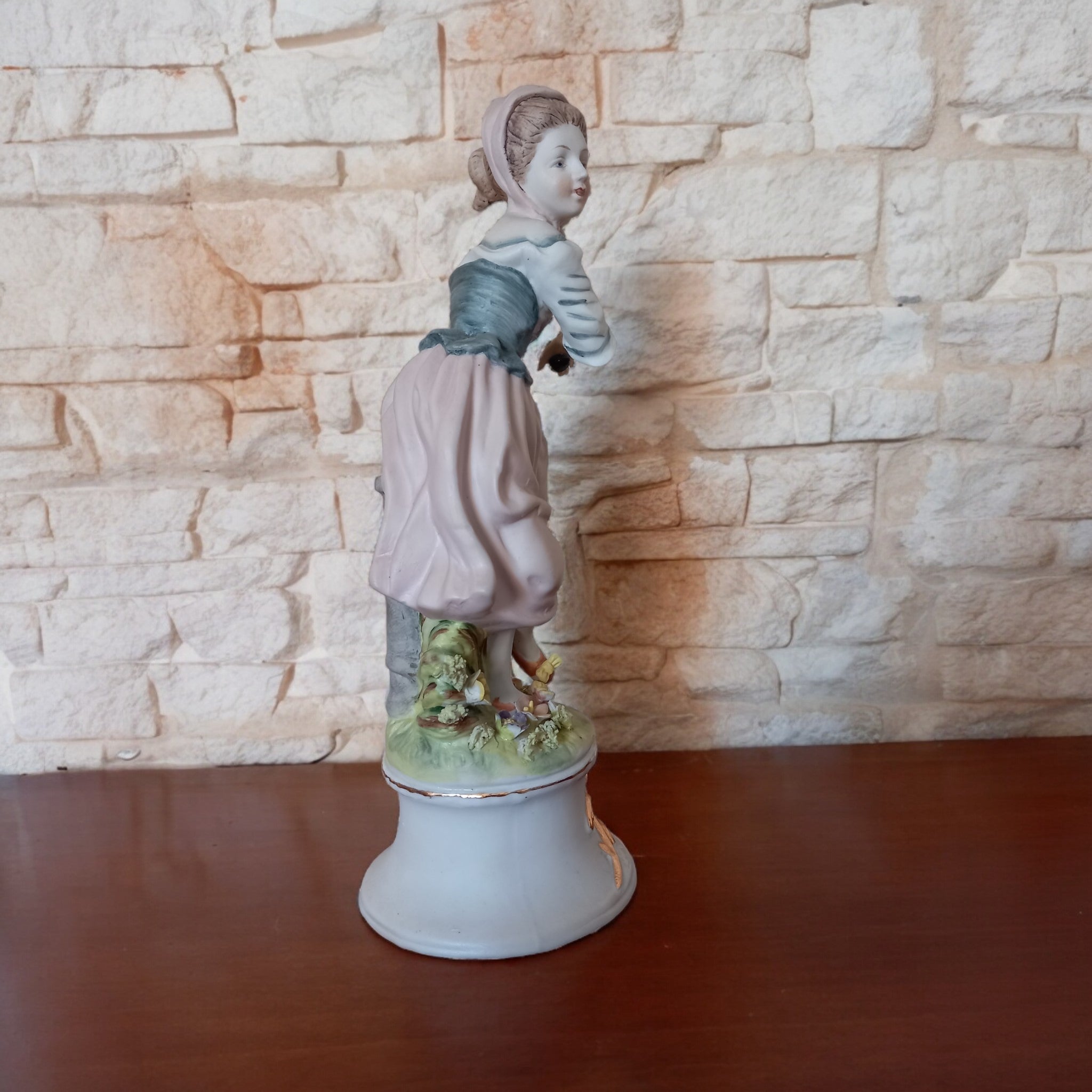 Coppia Statuette in Ceramica di Capodimonte – Lui col Mandolino e Lei che Balla