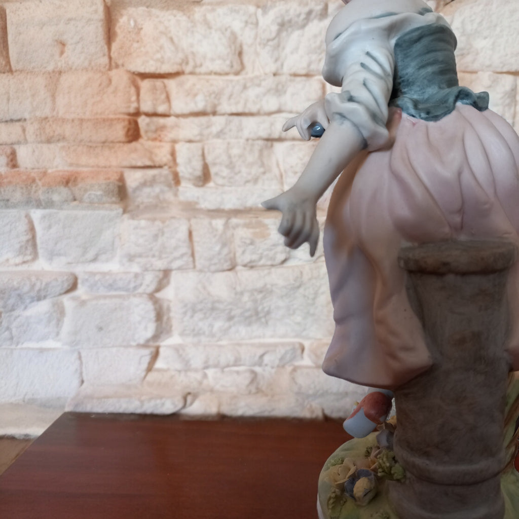 Coppia Statuette in Ceramica di Capodimonte – Lui col Mandolino e Lei che Balla