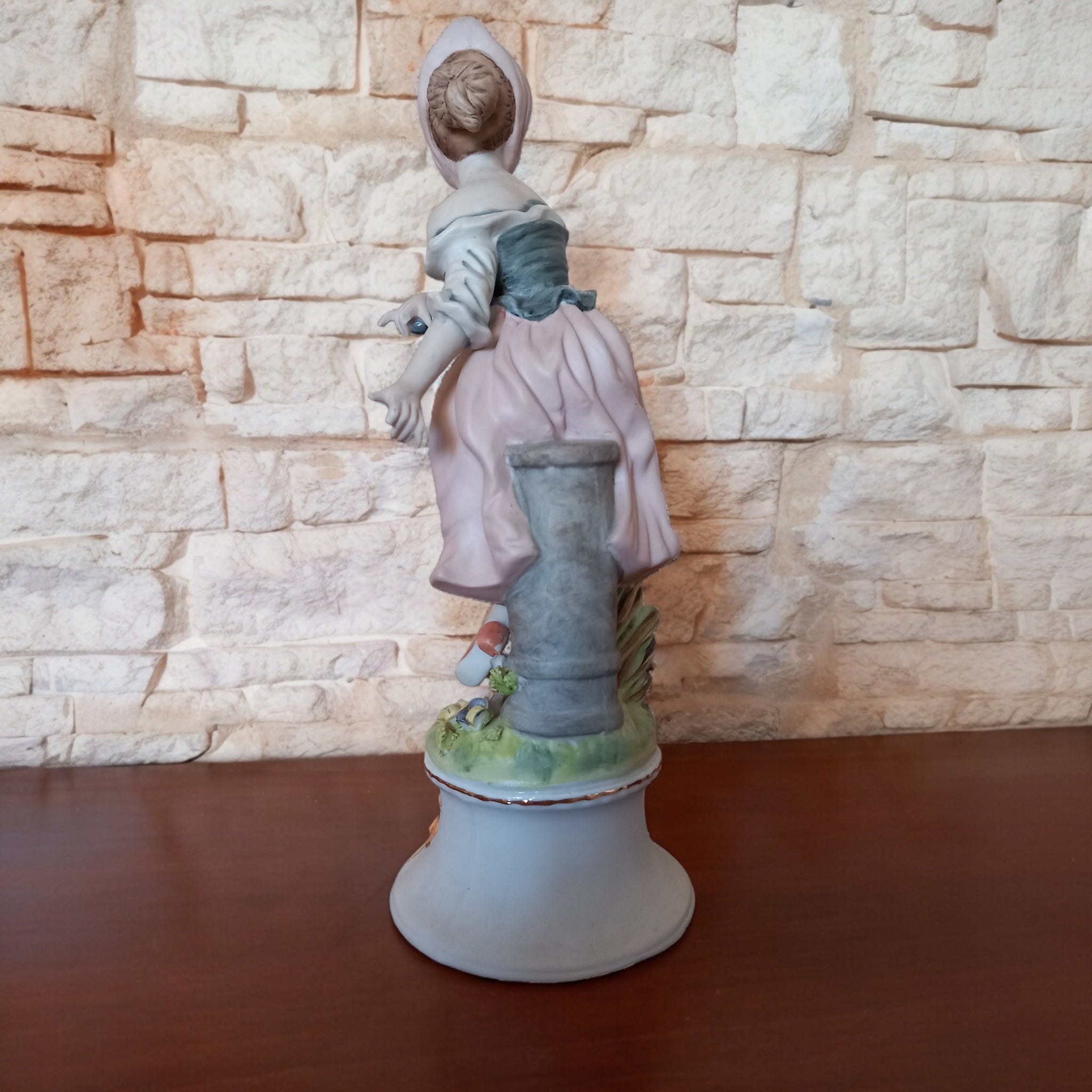 Coppia Statuette in Ceramica di Capodimonte – Lui col Mandolino e Lei che Balla