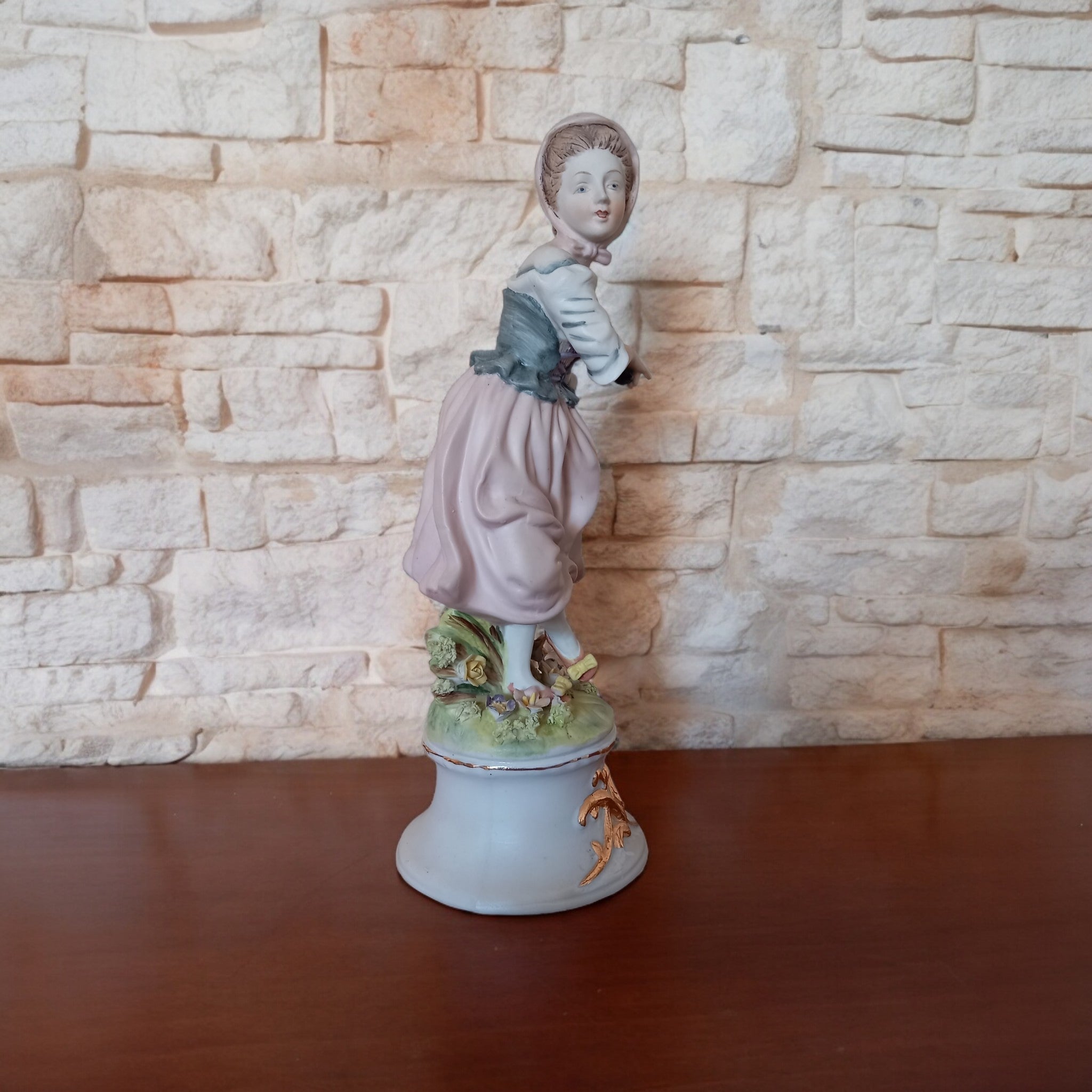 Coppia Statuette in Ceramica di Capodimonte – Lui col Mandolino e Lei che Balla