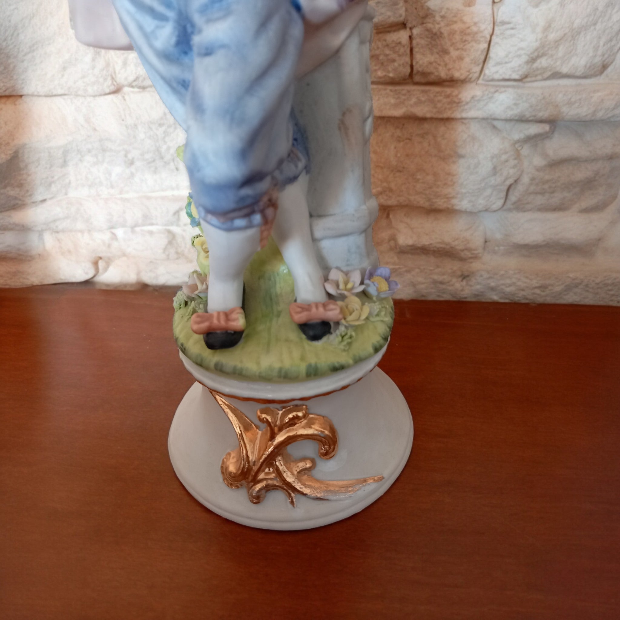 Coppia Statuette in Ceramica di Capodimonte – Lui col Mandolino e Lei che Balla