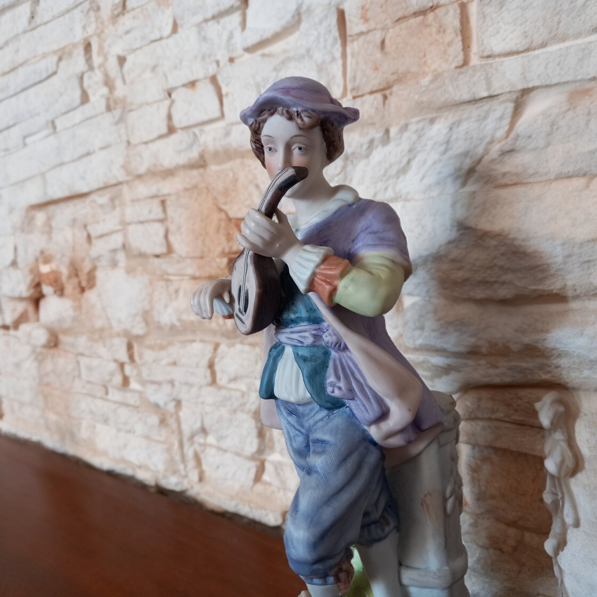 Coppia Statuette in Ceramica di Capodimonte – Lui col Mandolino e Lei che Balla
