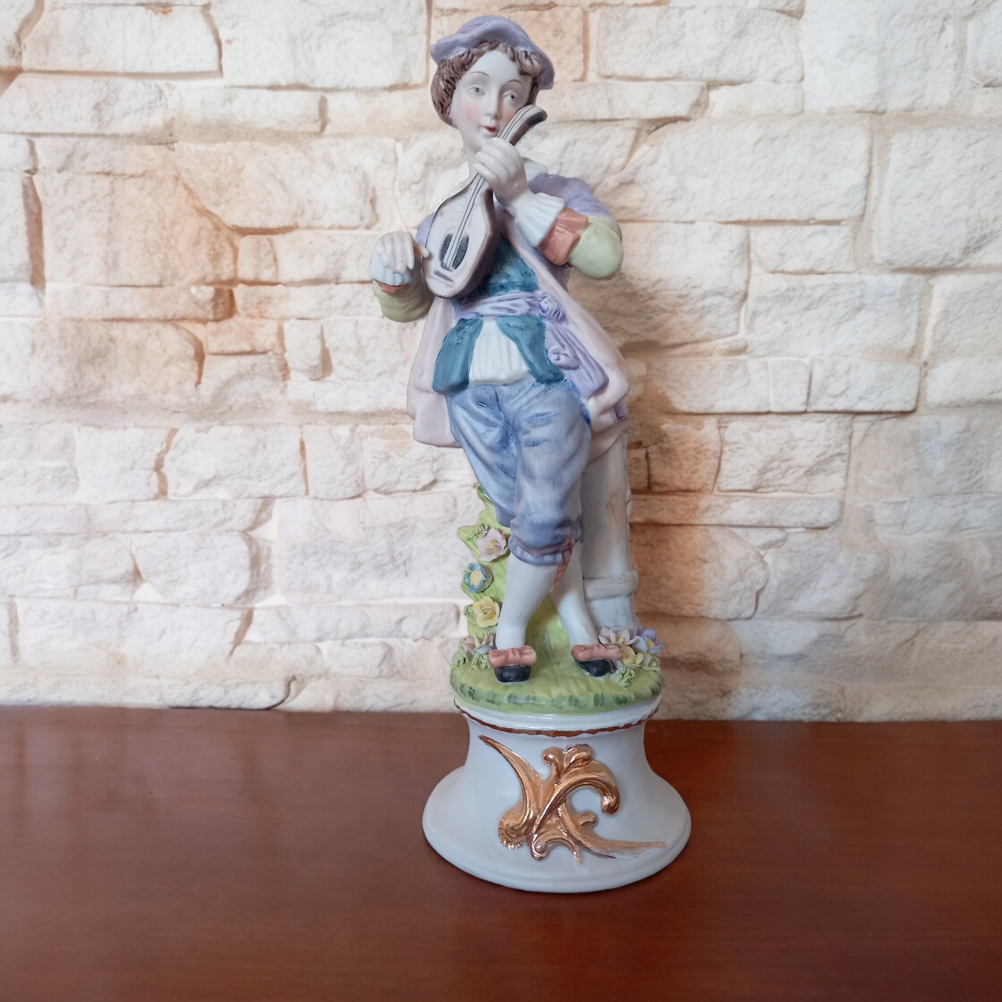 Coppia Statuette in Ceramica di Capodimonte – Lui col Mandolino e Lei che Balla