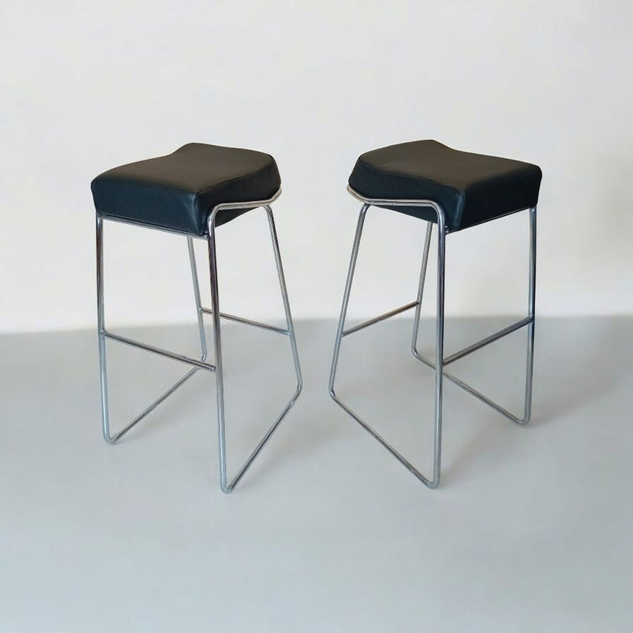 Coppia Sgabelli Alti Vintage Anni '80/'90 – Ecopelle e Profilo Cromato