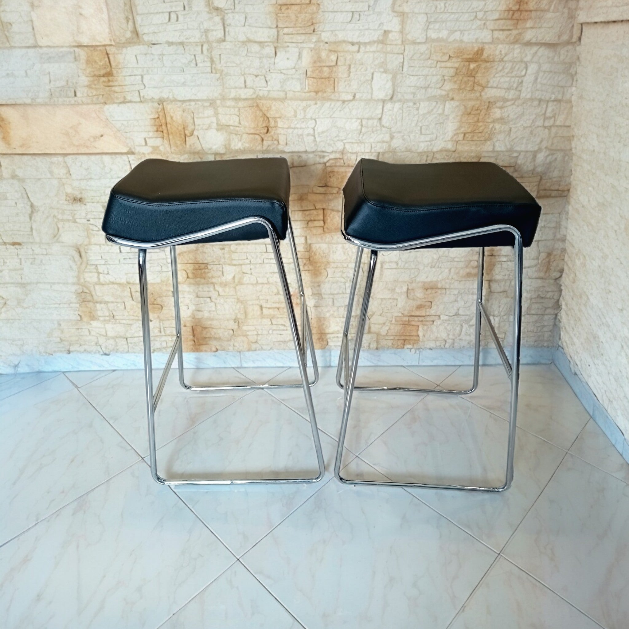 Coppia Sgabelli Alti Vintage Anni '80/'90 – Ecopelle e Profilo Cromato
