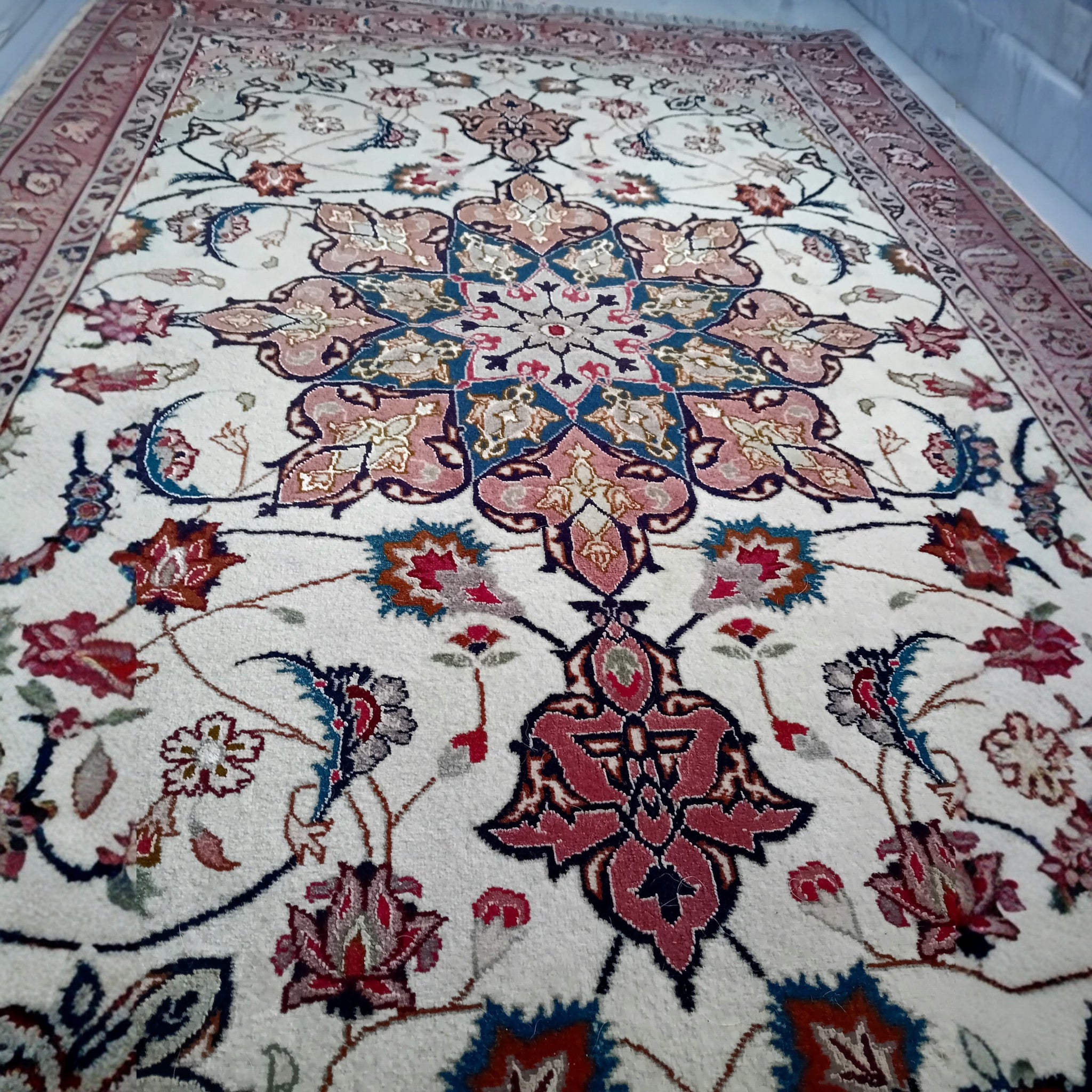 Tappeto Persiano Tabriz 60 Raj – Lana Extrafine e Seta, Annodato a Mano, Iran, 1970-1980