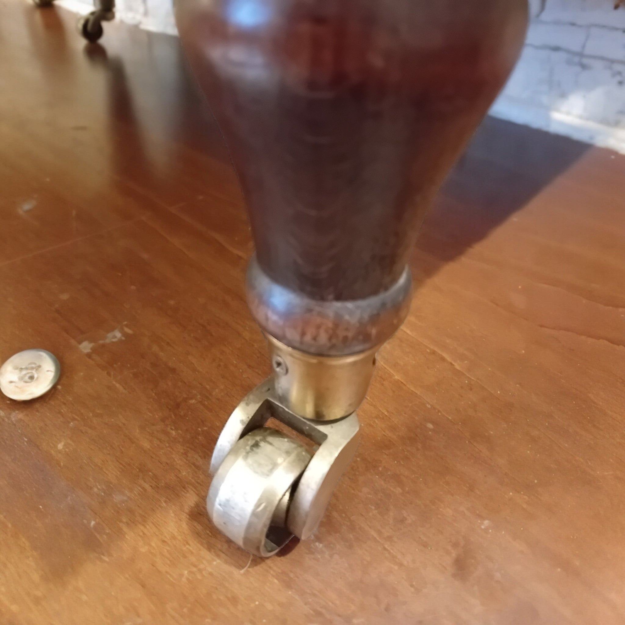 Hocker Poggiapiedi Imbottito Marrone – Gambe Tornite e Ruote in Ottone, Paesi Bassi, Anni 1970/80