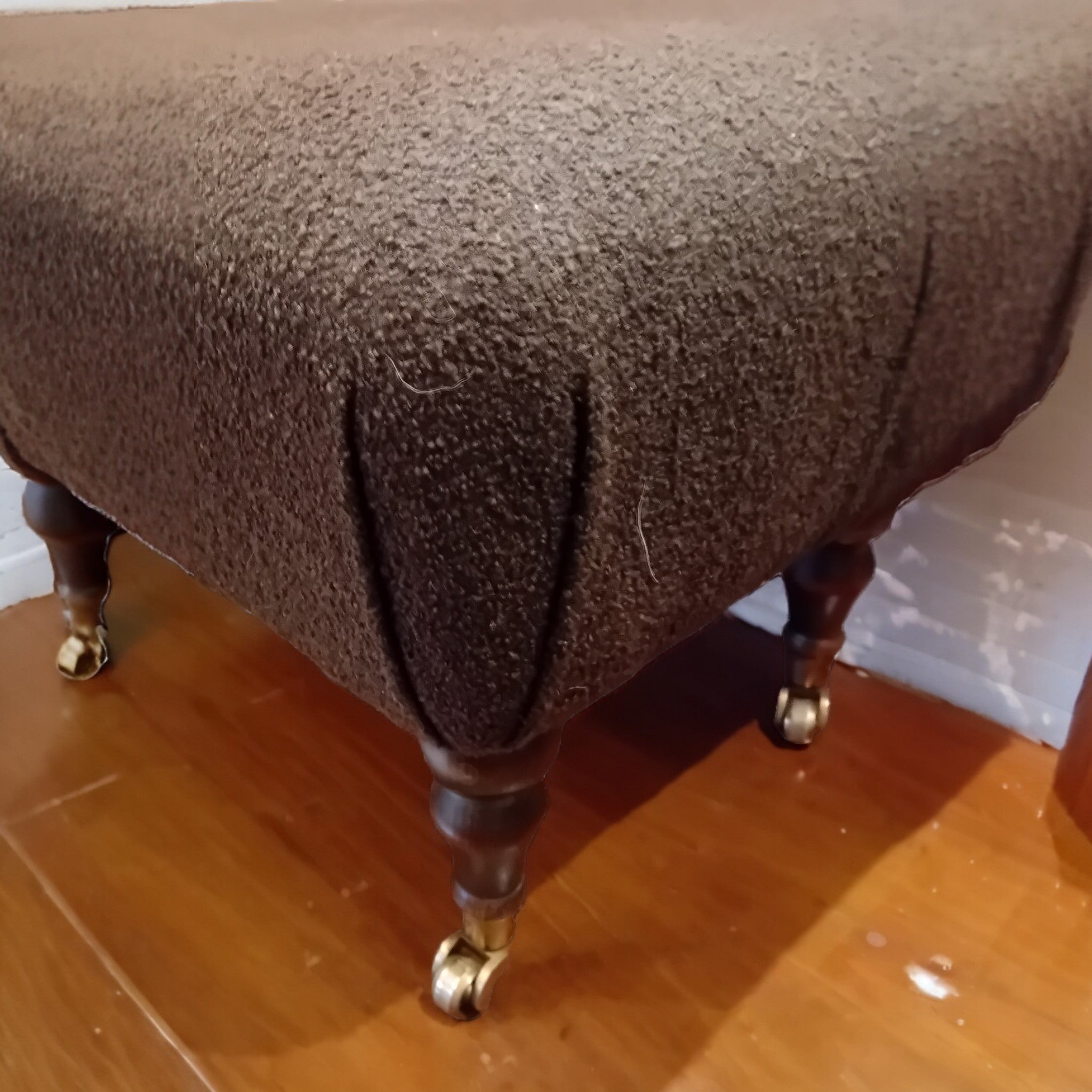 Hocker Poggiapiedi Imbottito Marrone – Gambe Tornite e Ruote in Ottone, Paesi Bassi, Anni 1970/80