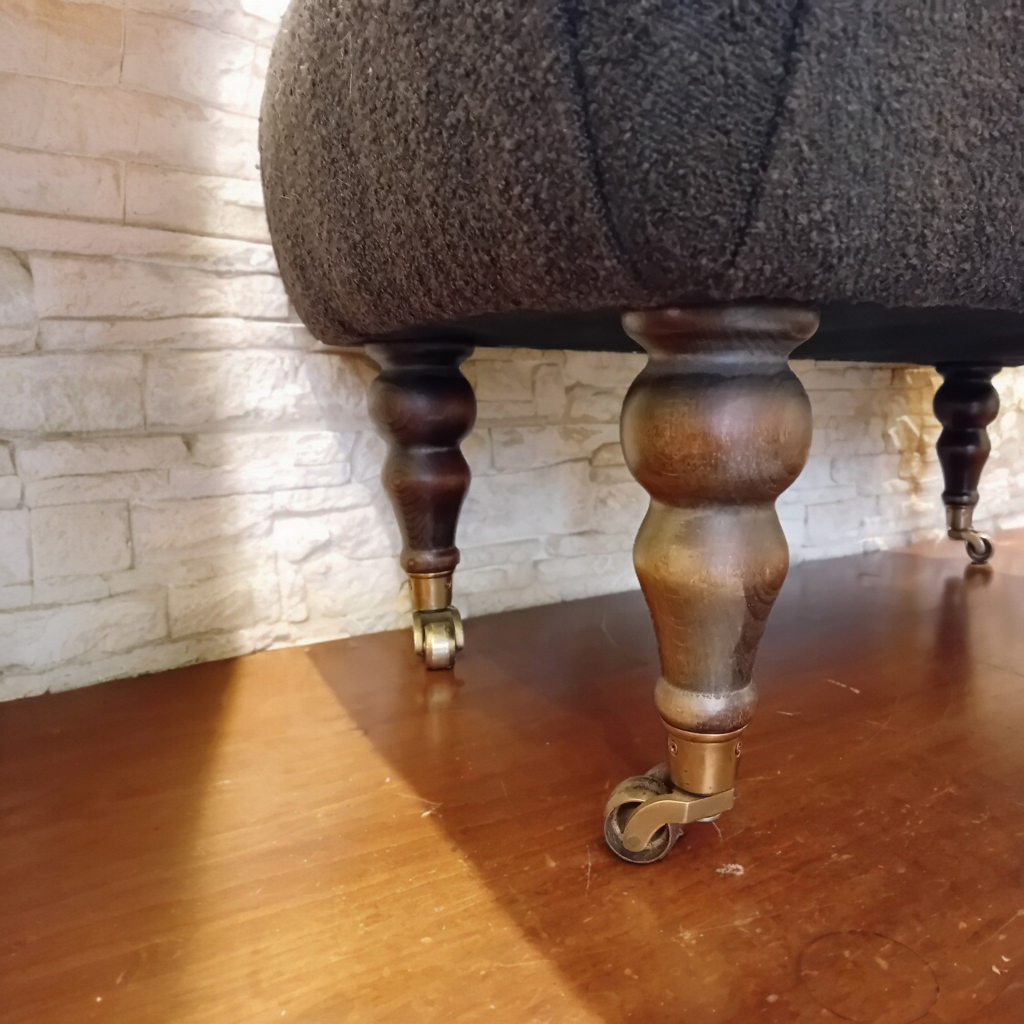 Hocker Poggiapiedi Imbottito Marrone – Gambe Tornite e Ruote in Ottone, Paesi Bassi, Anni 1970/80
